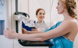 kobieta ma badanie mammograficzne